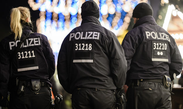 В метротраме Кельна распылили газ, 15 пострадавших