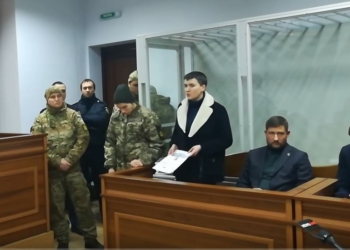 Суд оставил Савченко под стражей – в прокурора запустили ботинком