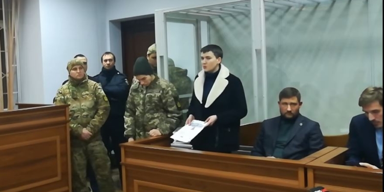 Суд оставил Савченко под стражей – в прокурора запустили ботинком