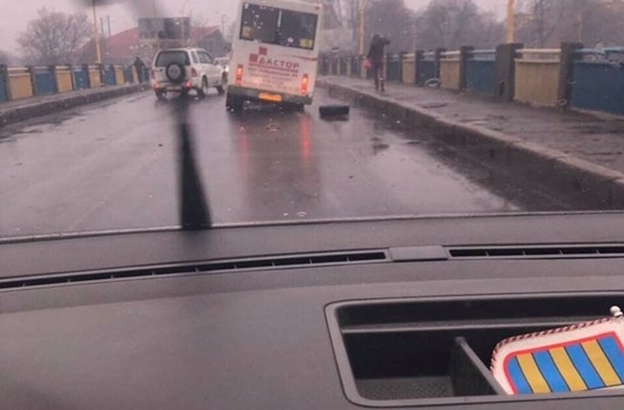 В Ужгороде у маршрутки на ходу отвалилось колесо