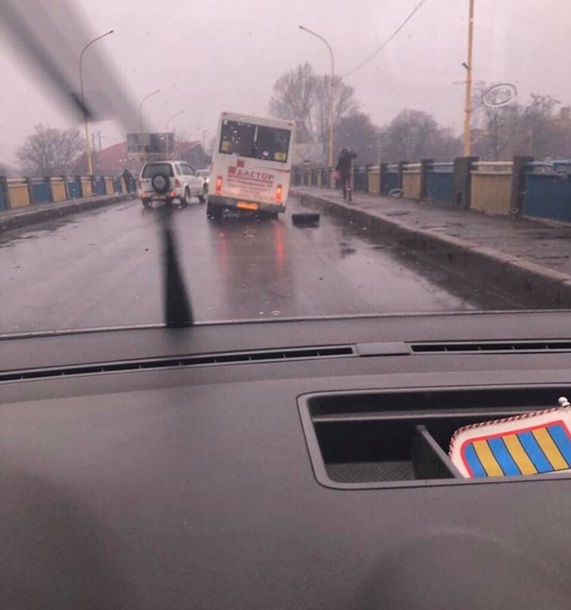 В Ужгороде у маршрутки на ходу отвалилось колесо 1