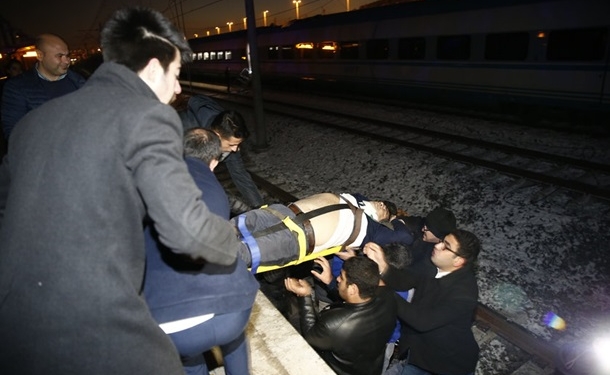 В Турции скоростной поезд врезался в путепровод и сошел с рельсов. 4 погибших, 43 раненых