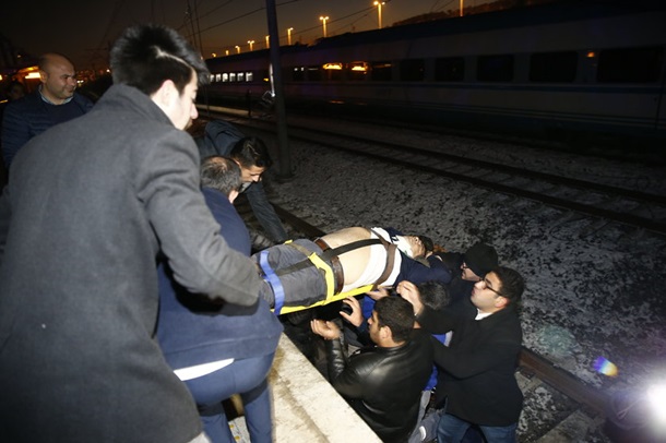 Крушение поезда в Турции. Жертв уже 9 1