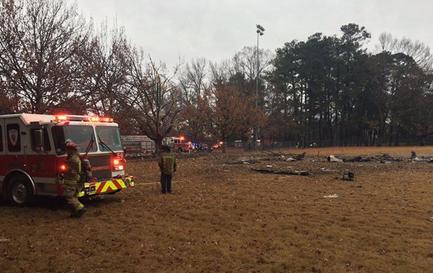 В США самолет упал на футбольное поле, есть жертвы 1