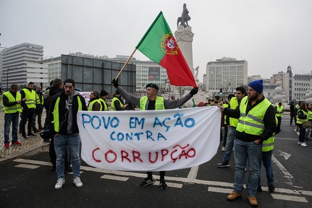 Протесты "желтых жилетов" добрались до Португалии 1