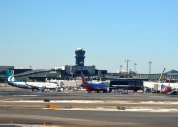 В американском аэропорту рухнул трап с пассажирами