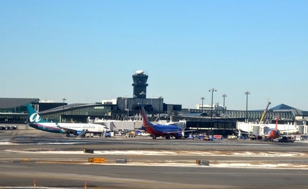 В американском аэропорту рухнул трап с пассажирами