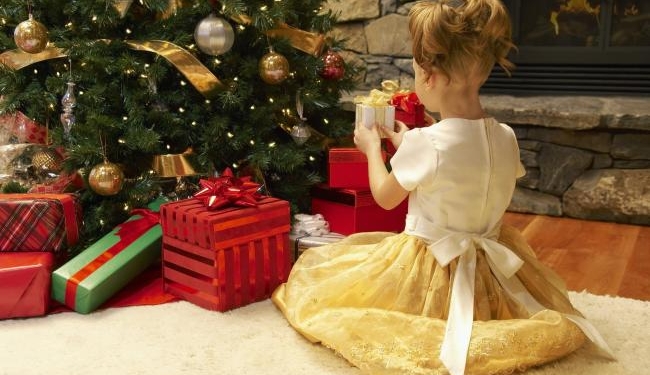 Новогодние праздники: в ООН призвали не покупать подарочную бумагу и пластиковую посуду