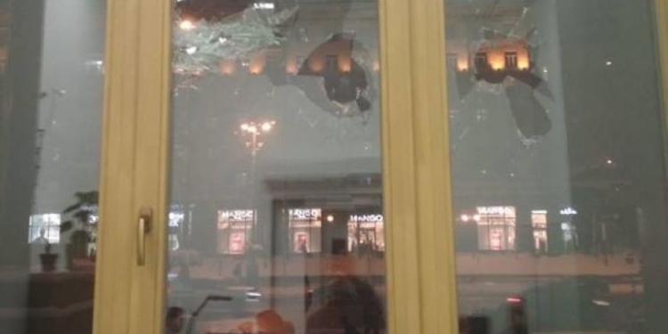 В здании КГГА неизвестные разбили окна