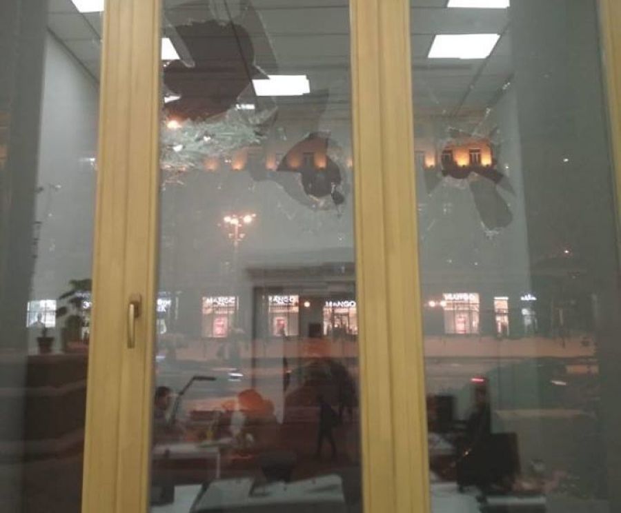 В здании КГГА неизвестные разбили окна 1