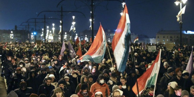 Президент Венгрии подписал “закон о рабстве”, который вызвал протесты