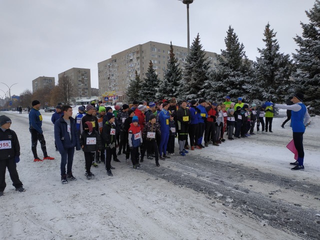В Южноукраинске около 100 бегунов из 8 городов приняли участие в легкоатлетическом пробеге, посвященном Дню энергетика 1