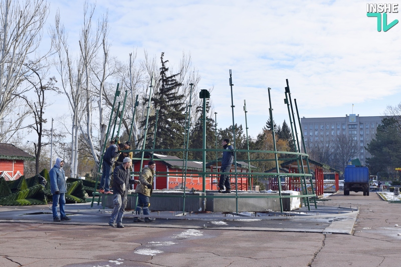 В Николаеве начали монтировать главную городскую елку 5