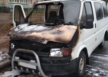 В Николаеве спасатели тушили раздевалку предприятия и припаркованный автомобиль