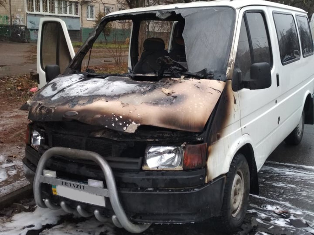 В Николаеве спасатели тушили раздевалку предприятия и припаркованный автомобиль 5