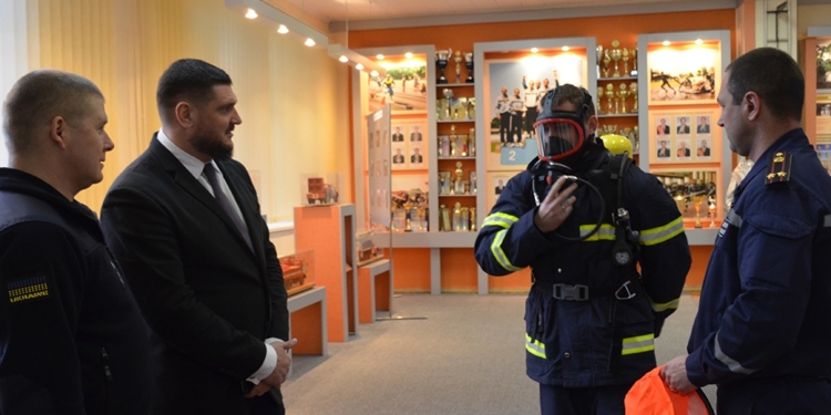 Спасатели Николаевщины получили «под елочку» новое пожарно-спасательное снаряжение