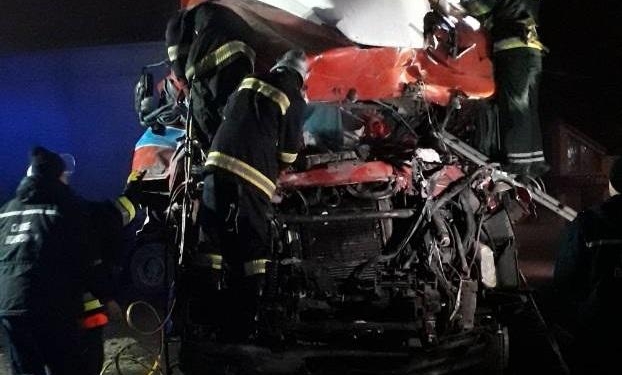 В Хмельницкой области грузовик влетел в кафе: погибли трое мужчин