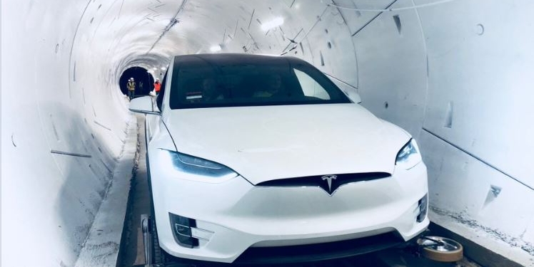 Tesla превращается в «поезд». Маск открыл первый скоростной тоннель