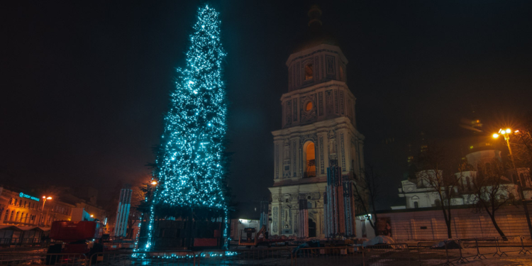 На Софийской площади в Киеве начали украшать главную елку страны