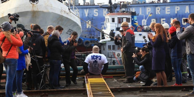 Украинец Олег Тягнизуб протянул зубами корабль весом 614 тонн