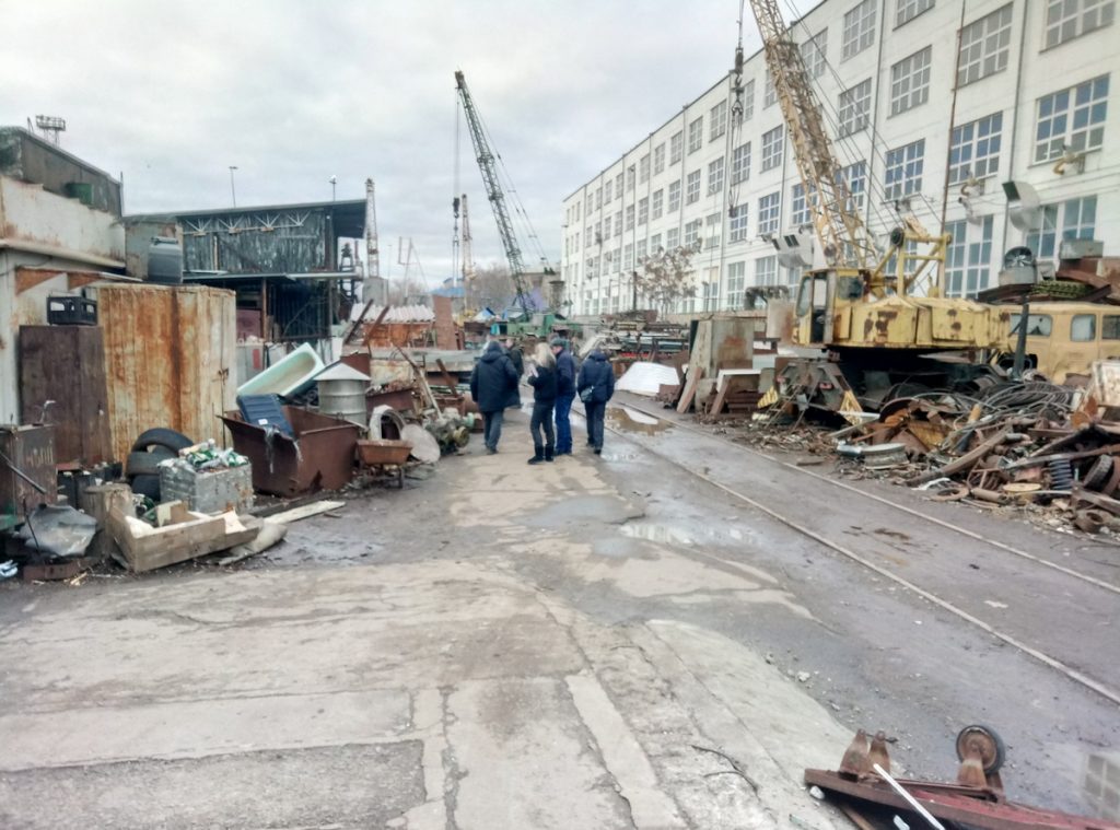 В Заводском районе провели проверку пунктов по приему металла. В одном из них обнаружили ворованные люки 2