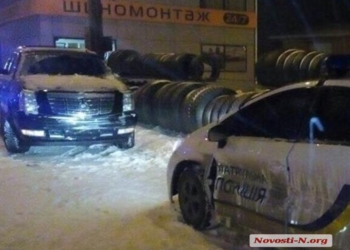 Ночью в Николаеве «Кадиллак» врезался в полицейский «Приус»