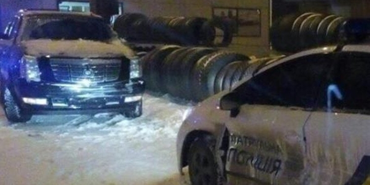 Ночью в Николаеве «Кадиллак» врезался в полицейский «Приус»