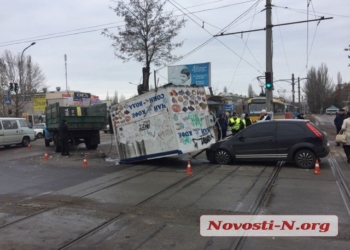В Николаеве из грузовика на легковушку выпал киоск