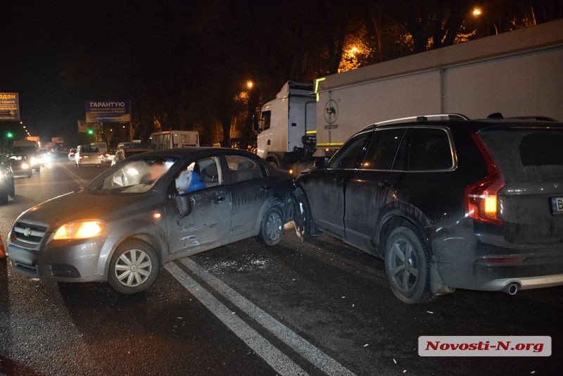 В Николаеве возле «Зари» столкнулись три автомобиля. Возникла пробка 1