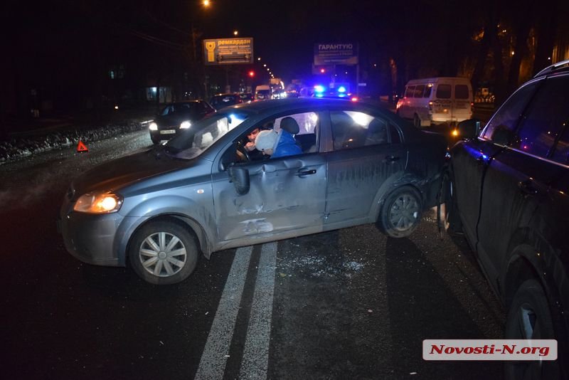 В Николаеве возле «Зари» столкнулись три автомобиля. Возникла пробка 9
