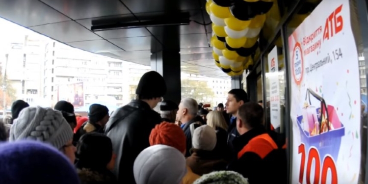 Николаевцы устроили штурм нового супермаркета, не дождавшись его официального открытия