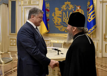 Порошенко попросил Онуфрия помочь освободить моряков