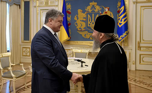 Порошенко попросил Онуфрия помочь освободить моряков