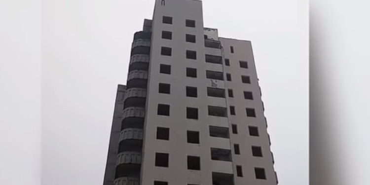 В Донецкой области подросток прыгнул с “парашютом” с 14 этажа и разбился на глазах у своей матери