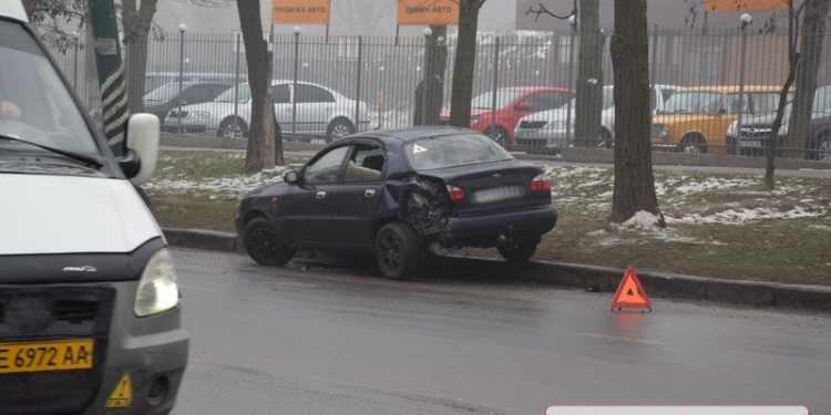 В Николаеве у грузовика на ходу отцепился прицеп и врезался в припаркованную Daewoo