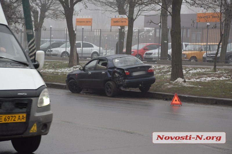 В Николаеве у грузовика на ходу отцепился прицеп и врезался в припаркованную Daewoo 5