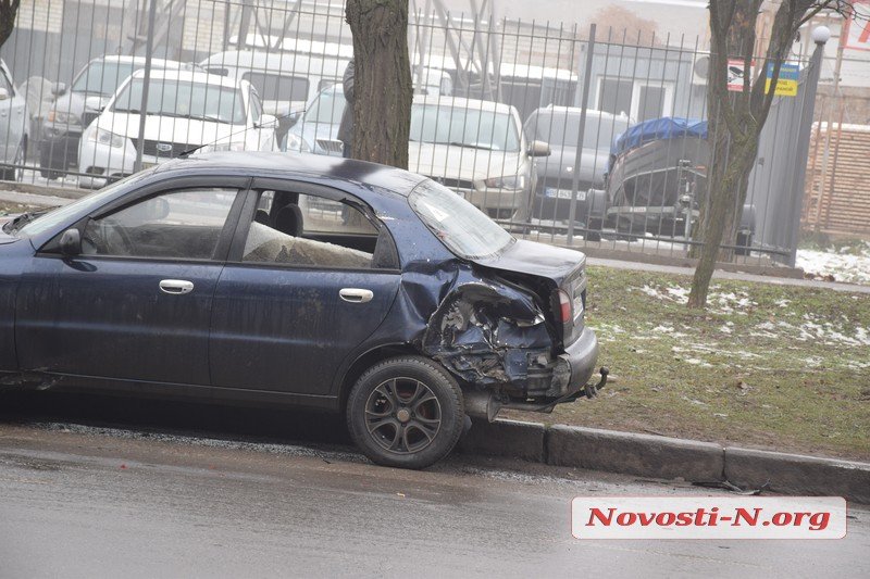 В Николаеве у грузовика на ходу отцепился прицеп и врезался в припаркованную Daewoo 7
