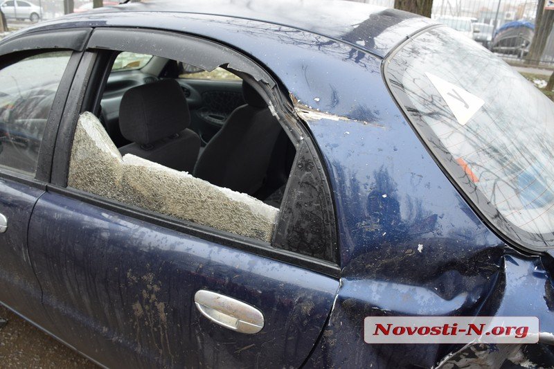 В Николаеве у грузовика на ходу отцепился прицеп и врезался в припаркованную Daewoo 9