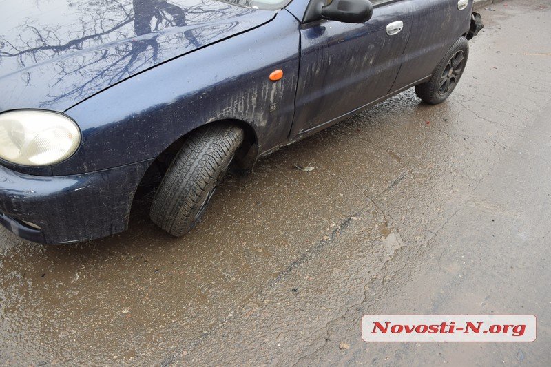 В Николаеве у грузовика на ходу отцепился прицеп и врезался в припаркованную Daewoo 11