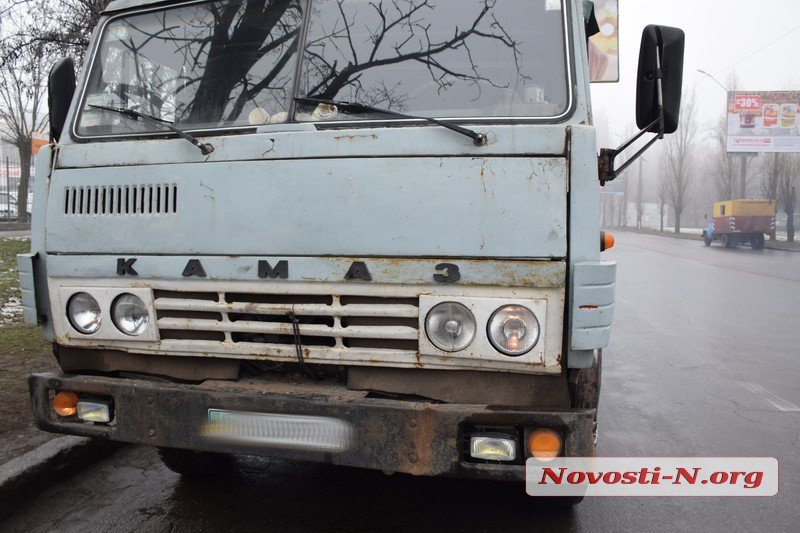 В Николаеве у грузовика на ходу отцепился прицеп и врезался в припаркованную Daewoo 3