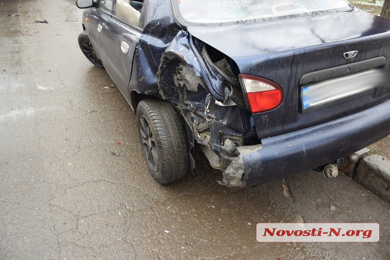 В Николаеве у грузовика на ходу отцепился прицеп и врезался в припаркованную Daewoo 13