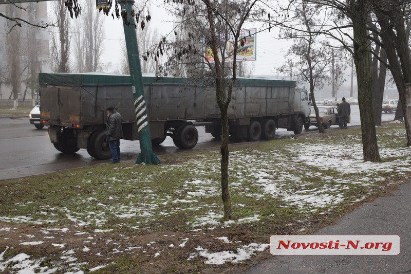 В Николаеве у грузовика на ходу отцепился прицеп и врезался в припаркованную Daewoo 1
