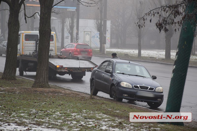 В Николаеве у грузовика на ходу отцепился прицеп и врезался в припаркованную Daewoo 15
