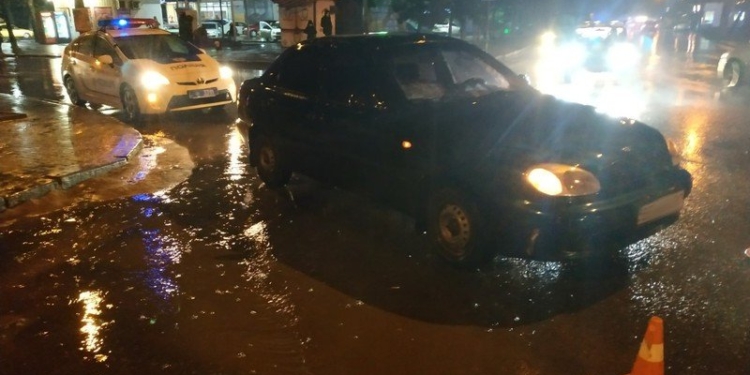 В Николаеве Daewoo Lanos на пешеходном переходе сбил девушку