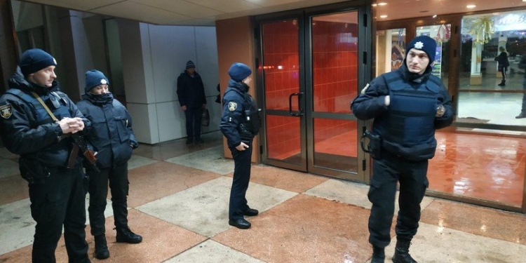 Обновлено. В Николаеве «заминировали» областной дворец культуры, где выступают Зеленский и «95 квартал»