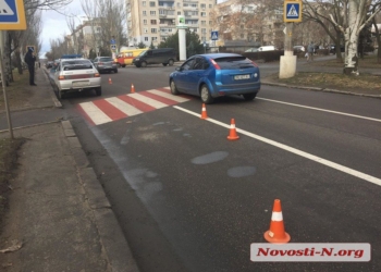 В центре Николаеве ВАЗ сбил девушку на переходе: пострадавшую доставили в больницу
