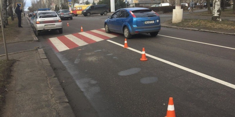 В центре Николаеве ВАЗ сбил девушку на переходе: пострадавшую доставили в больницу