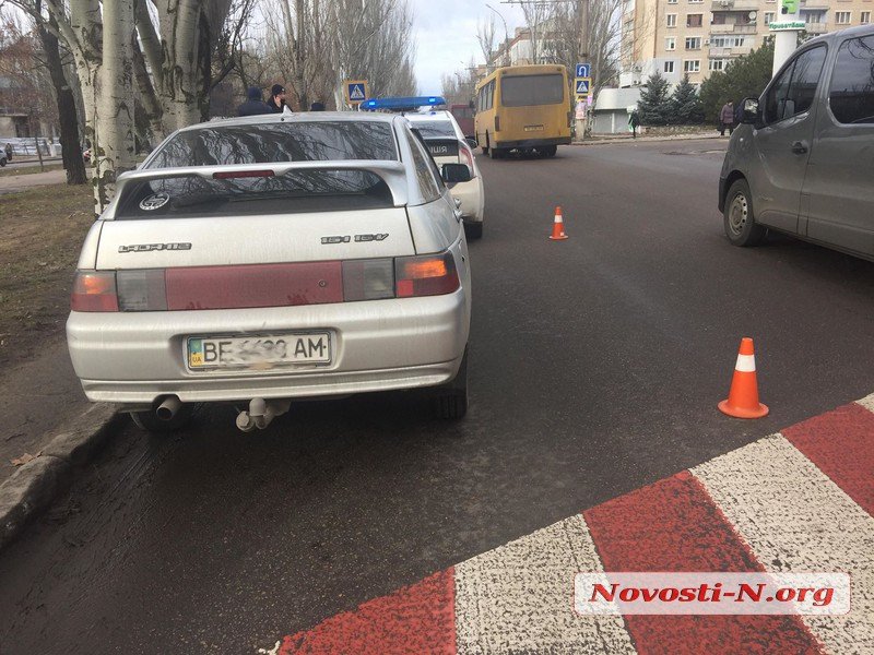 В центре Николаеве ВАЗ сбил девушку на переходе: пострадавшую доставили в больницу 6