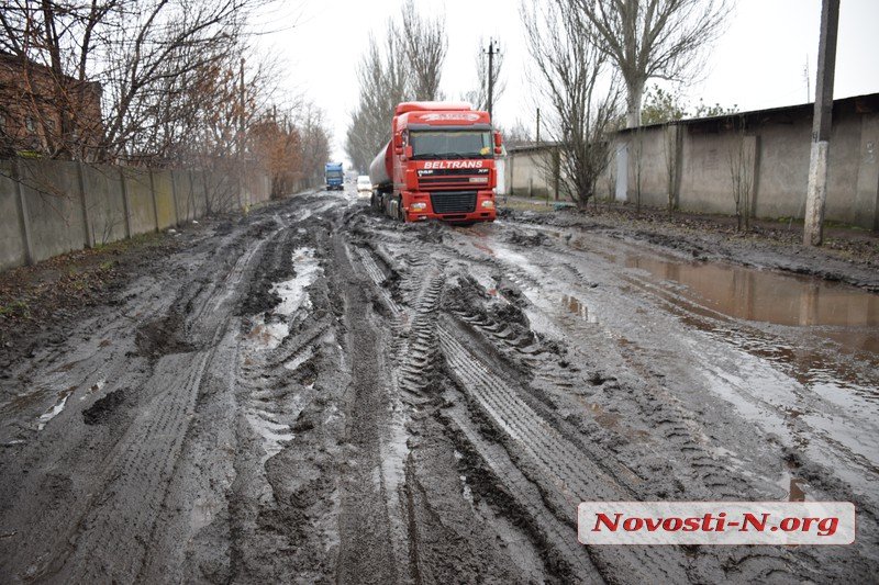 На улице Новозаводской в Николаеве фура увязла в грязи и заблокировала движение 4