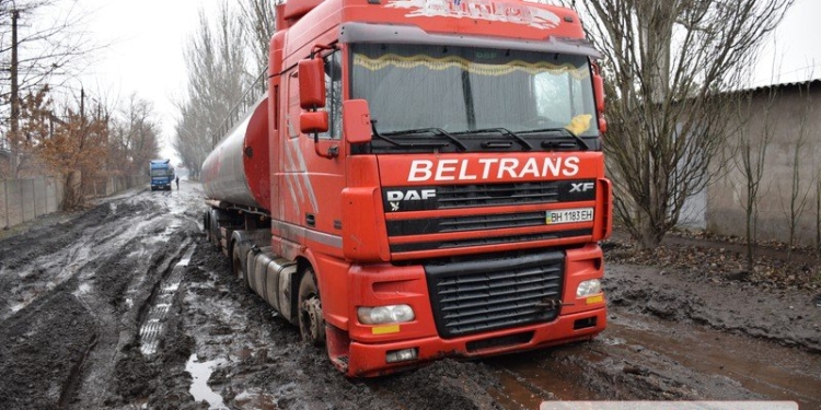 На улице Новозаводской в Николаеве фура увязла в грязи и заблокировала движение